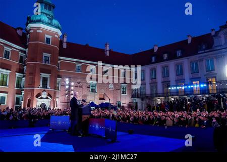 Varsovie, Pologne. 26th mars 2022. Le président américain Joe Biden prononce un discours sur l'invasion russe de l'Ukraine dans la cour du château royal, le 26 mars 2022 à Varsovie, en Pologne. Biden a qualifié l'invasion de « nouvelle bataille pour la liberté » et a qualifié Poutine de « incapable de rester au pouvoir ». Crédit : Adam Schultz/White House photo/Alay Live News Banque D'Images