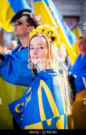 Des milliers de marche en solidarité contre la guerre en Ukraine. "Londres est avec l'Ukraine" montre le soutien au peuple ukrainien. Anti Poutine. Banque D'Images