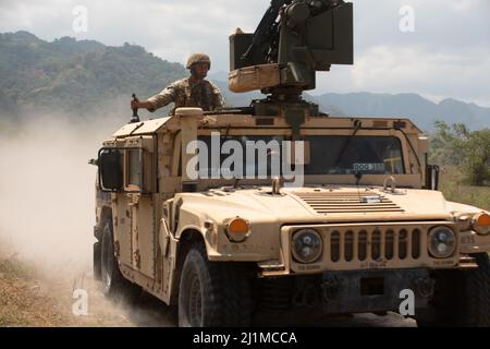 Soldats américains affectés à la Compagnie D, 2nd Bataillon, 27th Infantry Regiment, 3rd Brigade, 25th Infantry Division, Roulez sur le point de contrôle suivant avec leur véhicule à roues polyvalent haute mobilité de calibre M2 .50 monté sur mitrailleuse lors d'un exercice d'incendie combiné en direct à l'appui de Salaknib à la base aérienne du colonel Ernesto Rabina aux Philippines, le 23 mars 2022. Salaknib est un exercice bilatéral annuel organisé par l'armée des Philippines et parrainé par l'armée américaine du Pacifique, conçu pour améliorer la capacité et l'interopérabilité de l'armée américaine et philippine dans toute la gamme des opérations militaires, ainsi que stren Banque D'Images