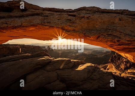 Mesa Arch brille par Une rafale de soleil matinale donnant sur le parc national de Canyonlands Banque D'Images