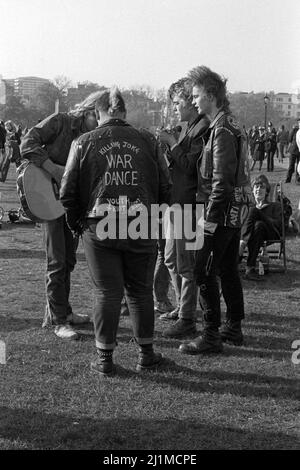 Groupe de punks mâles lors d'une démonstration de cannabis libre à Hyde Park, Londres, Angleterre en 1980. Banque D'Images