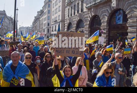 Londres, Royaume-Uni. 26th mars 2022. Les manifestants à Piccadilly lors de la manifestation de Londres se tiennent avec la marche de l'Ukraine. Des milliers de personnes ont défilé de Park Lane à Trafalgar Square en solidarité avec l'Ukraine tandis que la Russie poursuit son attaque. Credit: Vuk Valcic/Alamy Live News Banque D'Images