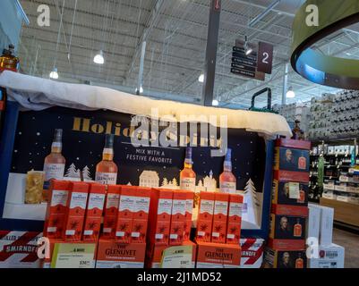 Bellevue, Washington, États-Unis - vers décembre 2021 : vue inclinée d'un affichage partager l'esprit de vacances à l'intérieur d'un magasin de boissons Total Wine. Banque D'Images