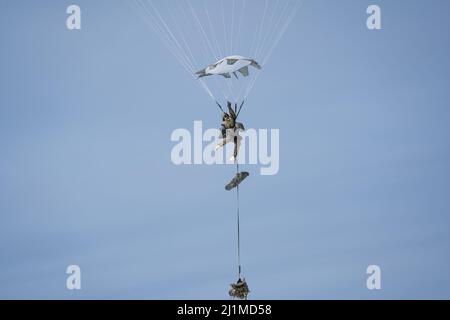 Un parachutiste de l'armée américaine affecté à l'équipe de combat de la Brigade d'infanterie 4th (Airborne), 25th Infantry Division, U.S. Army Alaska, descend au-dessus de la zone de chute de Malemute lors d'opérations aériennes à la base interarmées Elmendorf-Richardson, Alaska, le 24 mars 2022. USARAK organise régulièrement des formations pour renforcer les compétences de préparation à la mission dans un environnement arctique. (É.-U. Photo de la Force aérienne par Airman 1st Class Julia Lebens) Banque D'Images