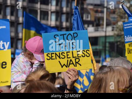 Londres, Royaume-Uni. 26th mars 2022. Un manifestant à Park Lane est muni d'un panneau indiquant « Stop this senseless war » (arrêter cette guerre sans sens), pendant la marche de Londres avec l'Ukraine. Des milliers de personnes ont défilé de Park Lane à Trafalgar Square en solidarité avec l'Ukraine tandis que la Russie poursuit son attaque. Credit: Vuk Valcic/Alamy Live News Banque D'Images