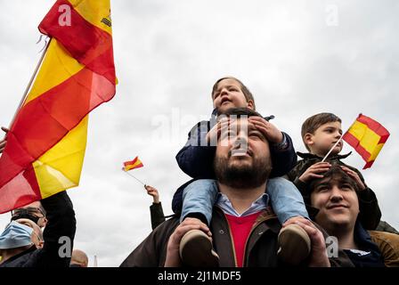 Madrid, Espagne. 26th mars 2022. Les manifestants avec des drapeaux participent à une manifestation organisée par l'Association des victimes du terrorisme (AVT) sous le slogan "tout n'est pas permis, gouvernement traitore.Justice pour les victimes du terrorisme" comme ils montrent leur mécontentement contre le Premier Ministre d'Espagne, Pedro Sanchez, Et son parti social-démocrate PSOE à la Plaza Colon à Madrid, Espagne. Crédit : SOPA Images Limited/Alamy Live News Banque D'Images