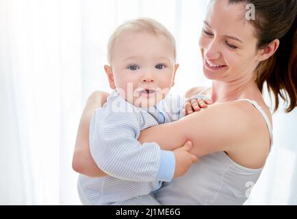 Je préfère la maternité à tout le reste. Photo d'une mère qui se joint à son bébé garçon. Banque D'Images