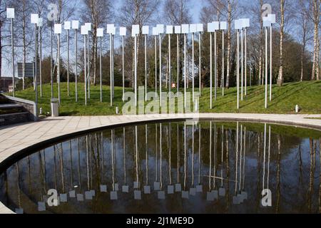 Jardin commémoratif des 31 victimes de l'attentat à la voiture d'Omagh le 15 août 1998 dans la ville d'Omagh, comté de Tyrone, Irlande du Nord Banque D'Images