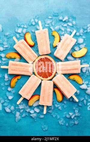 Peach Popsicles de pamplemousse faits maison Banque D'Images