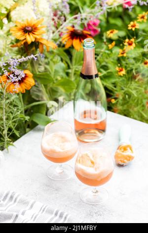 Les chars Champaign sont servis à l'extérieur sur un patio d'été avec des bulles Sherbet et Rose Banque D'Images