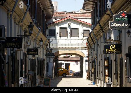 Bucarest, Roumanie - 24 mars 2021: 'Hanul cu tei', construit en 1833, qui dans le passé il s'agissait d'une auberge est maintenant un endroit avec de petites boutiques et galeries d'art, Banque D'Images