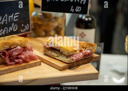 Cuisine italienne de rue, sandwichs au jambon de Parme, pain aux viandes séchées sur le marché de Florence, Italie Traduction en anglais: Mortadella de Bologne, salami Banque D'Images