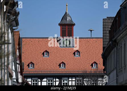 23 Mars 2022, Hessen, Bad Vilbel: Une sirène est montée sur le toit de la vieille mairie dans le centre de Bad Vilbel. Hesse se prépare à la journée d'alerte nationale de septembre. En plus du développement ultérieur des applications d'avertissement, l'accent est mis sur la modernisation et la construction de nouveaux sirènes et, dans l'État, sur l'introduction d'un nouveau système d'alarme de contrôle des catastrophes par le biais de communications mobiles par SMS. Il y a actuellement environ 4500 sirènes à Hesse. (À dpa: 'Préparatifs pour le jour d'avertissement: Modernisation des lieux de Siren') photo: Arne Dedert/dpa Banque D'Images