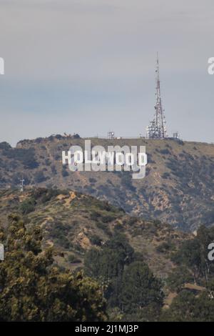 Hollywood, États-Unis. 26th mars 2022. Le panneau Hollywood, vu du Hollywood & Highland Center, en l'honneur des Academy Awards 94th à Hollywood, Californie, le samedi 26 mars 2022. (Photo de Conor Duffy/Sipa USA) crédit: SIPA USA/Alay Live News Banque D'Images