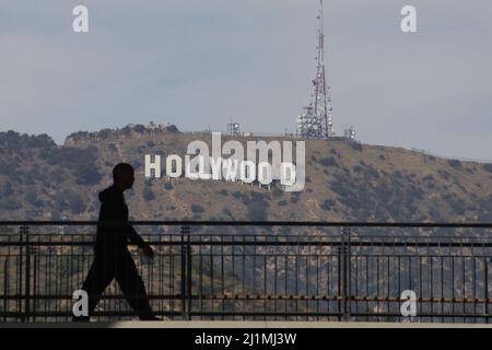 Hollywood, États-Unis. 26th mars 2022. Les travailleurs passent le signe Hollywood en préparation aux Academy Awards 94th à Hollywood, CA, le samedi 26 mars 2022. (Photo de Conor Duffy/Sipa USA) crédit: SIPA USA/Alay Live News Banque D'Images