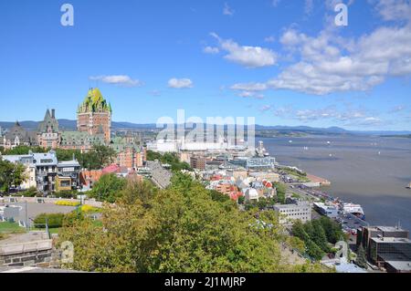 Horizon de la vieille ville de Québec incluant le Château Frontenac et la Basse-ville avec le fleuve Saint-Laurent en arrière-plan, vue de la Citadelle, Québec, Qu Banque D'Images