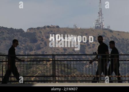 Hollywood, États-Unis. 26th mars 2022. Les travailleurs passent le signe Hollywood en préparation aux Academy Awards 94th à Hollywood, CA, le samedi 26 mars 2022. (Photo de Conor Duffy/Sipa USA) crédit: SIPA USA/Alay Live News Banque D'Images