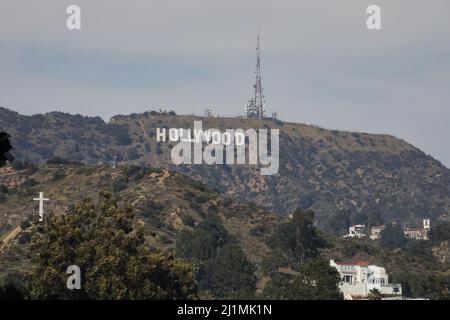 Hollywood, États-Unis. 26th mars 2022. Le panneau Hollywood, vu du Hollywood & Highland Center, en l'honneur des Academy Awards 94th à Hollywood, Californie, le samedi 26 mars 2022. (Photo de Conor Duffy/Sipa USA) crédit: SIPA USA/Alay Live News Banque D'Images