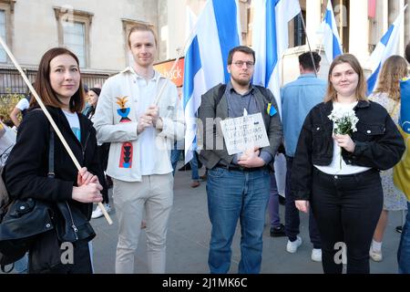 Londres, Royaume-Uni, 26th mars 2022. Un groupe de manifestants russes portant un drapeau blanc-bleu-blanc anti-guerre s'est réuni pour manifester leur solidarité avec l'Ukraine lors d'une marche et se sont réunis dans le centre de Londres, organisé par le mouvement européen et soutenu par le maire de Londres. Un mois après l'invasion russe, le président ukrainien Volodymyr Zelenskyy a exhorté les manifestations mondiales à mettre fin à la guerre. Credit: Onzième heure Photography/Alamy Live News Banque D'Images