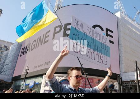 Londres, Royaume-Uni, 26th mars 2022. Un homme tient un écriteau avec le drapeau blanc, bleu et blanc anti-guerre pour exprimer son opinion. Il a été l'un des milliers réunis pour manifester sa solidarité avec l'Ukraine lors d'une marche et un rassemblement qui a lieu dans le centre de Londres, organisé par le mouvement européen et soutenu par le maire de Londres. Un mois après l'invasion russe, le président ukrainien Volodymyr Zelenskyy a exhorté les manifestations mondiales à mettre fin à la guerre. Credit: Onzième heure Photography/Alamy Live News Banque D'Images