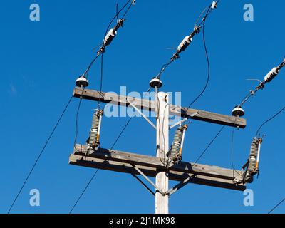 Fils électriques sur un poteau de service en bois. Québec, Canada Banque D'Images