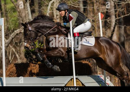 Raeford, Caroline du Nord, États-Unis. 26th mars 2022. BRIGGS SURRATT, des États-Unis, qui fait de l'équitation en plein essor, Bodhran, est en compétition dans le CCI3* cross-country au Carolina International CCI and Horse Trial, le 26 mars 2022 au Carolina Horse Park à Raeford, en Caroline du Nord. Le Carolina International CCI and Horse Trial est l'un des principaux concours d'événants en Amérique du Nord pour les combinaisons d'événants nationales et internationales, accueillant les niveaux CCI1*-S à CCI4*-S et les niveaux nationaux de formation par Advanced. (Image de crédit : © Timothy L. Hale/ZUMA Press Wire) Banque D'Images