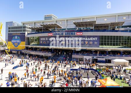 Tampa, FL - 13 mars 2022 - fans devant Amalie Arena pour le tournoi de basketball masculin SEC 2022 Banque D'Images