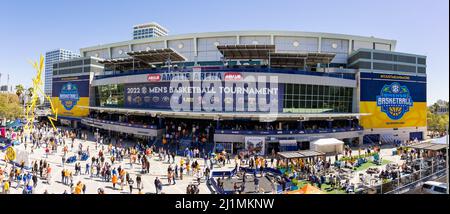 Tampa, FL - 13 mars 2022 - fans devant Amalie Arena pour le tournoi de basketball masculin SEC 2022 Banque D'Images