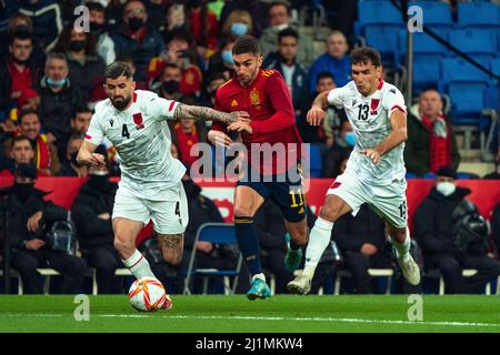 Barcelone, Espagne. 26th mars 2022. Ferran Torres (C) d'Espagne rivalise avec Elseid Hysaj (R) et Qazim Laci d'Albanie lors d'un match international amical entre l'Espagne et l'Albanie à Barcelone (Espagne), le 26 mars 2022. Crédit : Joan Gosa/Xinhua/Alay Live News Banque D'Images