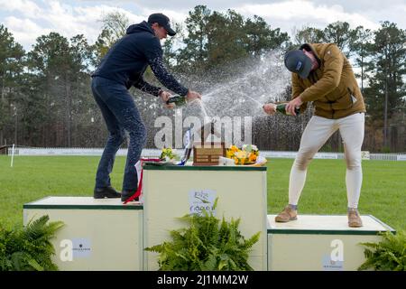 Raeford, Caroline du Nord, États-Unis. 26th mars 2022. WILLIAM COLEMAN, à gauche, et WILL FAUDREE vaporiser du champagne les uns les autres pendant la cérémonie de remise des prix au Carolina International CCI and Horse Trial, le 26 mars 2022 au Carolina Horse Park à Raeford, en Caroline du Nord. Le Carolina International CCI and Horse Trial est l'un des meilleurs concours de AmericaÃs Nord pour les combinaisons nationales et internationales d'Evoting, accueillant les niveaux CCI1*-S à CCI4*-S et les niveaux nationaux de formation par Advanced. (Image de crédit : © Timothy L. Hale/ZUMA Press Wire) Banque D'Images