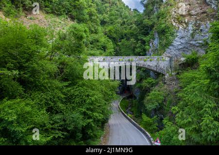 Un pont traverse la route Strada della Forra, Tremosine, Lac de Garde, Lombardie, Italie, Europe Banque D'Images