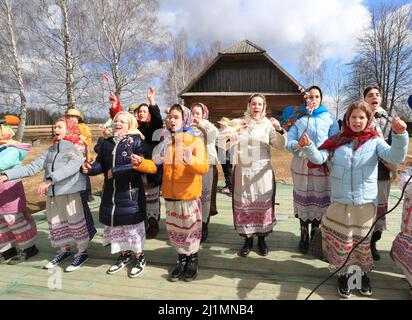 Minsk, Bélarus. 26th mars 2022. Les gens participent à un événement célébrant l'arrivée du printemps dans le village d'Ozertso, à la périphérie de Minsk, au Bélarus, le 26 mars 2022. Credit: Henadz Zhinkov/Xinhua/Alamy Live News Banque D'Images