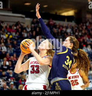 Bridgeport, Connecticut, États-Unis. 26th mars 2022. 26 mars 2022 : Elissa Cunane [#33] de l'État de Caroline du Nord marque deux fois la défaite de Wolpack notre Dame 66-63 à la Webster Bank Arena dans la NCAA Sweet Sixteen à Bridgeport, Connecticut, le 26 mars 2022. DaN Heary/Eclipse Sportswire/CSM/Alamy Live News Banque D'Images