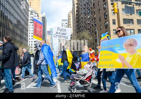 New York, États-Unis. 26th mars 2022. Des manifestants portent le drapeau ukrainien lors de la Marche des mères (dans le monde entier) pour dénoncer l'invasion de l'Ukraine par la Russie sur la place des Nations Unies à New York le 26 mars 2022. (Photo de Ryan Rahman/Pacific Press) crédit: Pacific Press Media production Corp./Alay Live News Banque D'Images