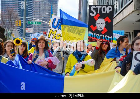 New York, États-Unis. 26th mars 2022. Les manifestants arborent un drapeau ukranien géant sur la place des Nations Unies et défilent jusqu'à Times Square à New York pour dénoncer l'invasion de l'Ukraine par la Russie le 26 mars 2022. (Photo de Ryan Rahman/Pacific Press) crédit: Pacific Press Media production Corp./Alay Live News Banque D'Images