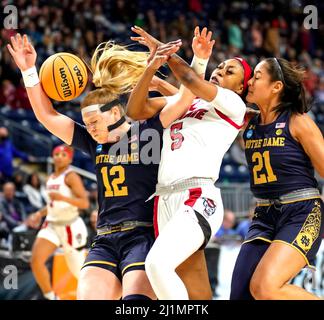 Bridgeport, Connecticut, États-Unis. 26th mars 2022. 26 mars 2022: Une bataille défensive pour un rebond alors que les dames de l'État de NC battent les Irlandais de notre Dame 66-63 dans la NCAA Sweet Sixteen. Le match de clôture a eu lieu à la Webster Bank Arena à Bridgeport, Connecticut, le 26 mars 2022. DaN Heary/Eclipse Sportswire/CSM/Alamy Live News Banque D'Images