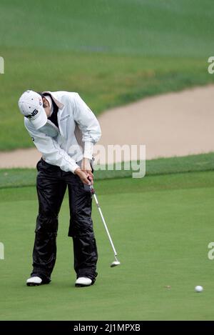 31 sept 2009-Incheon, Corée du Sud-Song-Hee Kim de Corée du Sud pute sur le 18th trous lors de la deuxième manche du championnat Hana Bank Kolon au club de golf Sky 72 le 31 octobre 2009 à Incheon, Corée du Sud. Banque D'Images