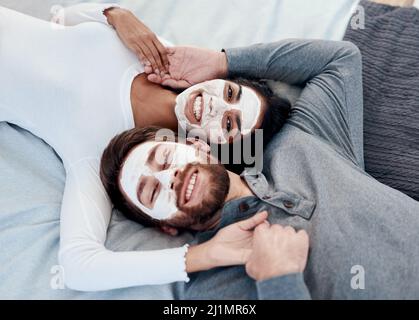 2020, un rappel de toujours prendre soin l'un de l'autre. Photo d'un jeune couple qui se réunit à la maison pour se faire des soins du visage. Banque D'Images