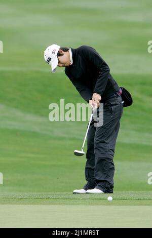 1 nov 2009-Incheon, Corée du Sud-Song-Hee Kim de Corée du Sud pute sur le 2th trou lors de la dernière partie du championnat Hana Bank Kolon au club de golf Sky 72 le 1 novembre 2009 à Incheon, Corée du Sud. Banque D'Images