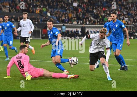 Goalchance Timo WERNER (GER), action, duels contre Sean GOLDBERG (ISR) et goalwart Ofir MARCIANO (Israël), scène de zone de pénalité. Football Laenderspiel Allemagne - Israël 2-0, le 26th mars 2022 à Sinsheim PreZero Arena. Sven Simon photo Agency GmbH & Co. Photo de presse KG # Princess-Luise-Str. 41 # 45479 M uelheim/R uhr # Tél 0208/9413250 # Fax. 0208/9413260 # GLS Banque # BLZ 430 609 67 # KTO. 4030 025 100 # IBAN DE75 4306 0967 4030 0251 00 # BIC GENODEM1GLS # www.svensimon.net ##les règlements de l'UEFA interdisent toute utilisation de photographies comme séquences d'images et/ou quasi -Video##. Banque D'Images