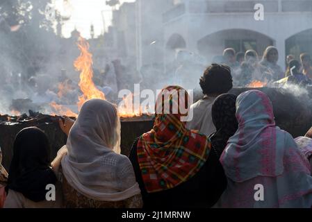 26 mars 2022, Lahore, Punjab, Pakistan: Les passionnés pakistanais assistent au festival annuel des lumières de l'Ours de trois jours 434th au sanctuaire du Soufi musulman saint Shah Hussain, connu sous le nom populaire de Madho Lal Hussain à Lahore. Le festival annuel de 3 jours a eu lieu au sanctuaire de Madhu Lal à l'occasion de son anniversaire de naissance de 434th. Mela Charaghan a sa propre importance dans l'histoire de Lahore, car il a été un plus grand festival de Lahore dans quelques temps.le festival a été commencé avec le festival saisonnier Baisakhi dans les temps anciens. Des dispositions de sécurité infaillibles ont été prises pour les dévotés. Le dernier jour de l'Urs est réservé Banque D'Images