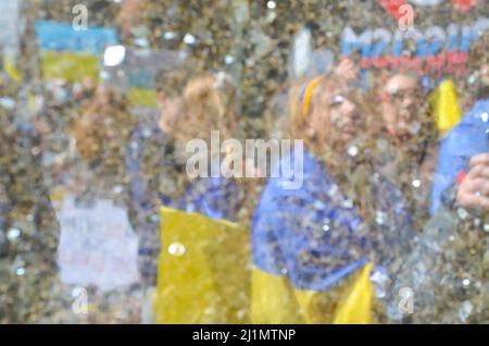 New York, New York, États-Unis. 26th mars 2022. Des manifestants portent le drapeau ukrainien lors de la Marche des mères (dans le monde entier) pour dénoncer l'invasion de l'Ukraine par la Russie sur la place des Nations Unies à New York le 26 mars 2022. (Credit image: © Ryan Rahman/Pacific Press via ZUMA Press Wire) Banque D'Images