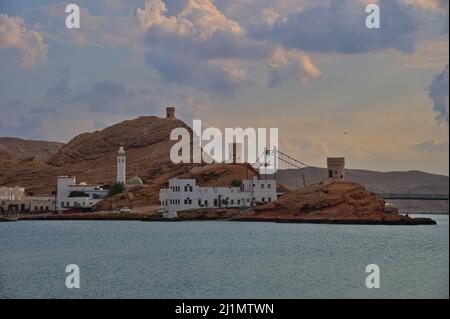 Ville de sur en Oman avec son paysage rocheux Banque D'Images