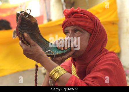 26 mars 2022, Lahore, Punjab, Pakistan: Les passionnés pakistanais assistent au festival annuel des lumières de l'Ours de trois jours 434th au sanctuaire du Soufi musulman saint Shah Hussain, connu sous le nom populaire de Madho Lal Hussain à Lahore. Le festival annuel de 3 jours a eu lieu au sanctuaire de Madhu Lal à l'occasion de son anniversaire de naissance de 434th. Mela Charaghan a sa propre importance dans l'histoire de Lahore, car il a été un plus grand festival de Lahore dans quelques temps.le festival a été commencé avec le festival saisonnier Baisakhi dans les temps anciens. Des dispositions de sécurité infaillibles ont été prises pour les dévotés. Le dernier jour de l'Urs est réservé Banque D'Images