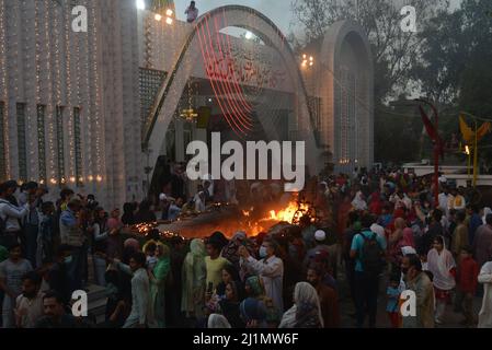 26 mars 2022, Lahore, Punjab, Pakistan: Les passionnés pakistanais assistent au festival annuel des lumières de l'Ours de trois jours 434th au sanctuaire du Soufi musulman saint Shah Hussain, connu sous le nom populaire de Madho Lal Hussain à Lahore. Le festival annuel de 3 jours a eu lieu au sanctuaire de Madhu Lal à l'occasion de son anniversaire de naissance de 434th. Mela Charaghan a sa propre importance dans l'histoire de Lahore, car il a été un plus grand festival de Lahore dans quelques temps.le festival a été commencé avec le festival saisonnier Baisakhi dans les temps anciens. Des dispositions de sécurité infaillibles ont été prises pour les dévotés. Le dernier jour de l'Urs est réservé Banque D'Images