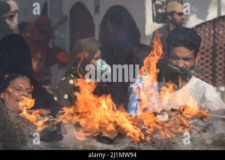 26 mars 2022, Lahore, Punjab, Pakistan: Les passionnés pakistanais assistent au festival annuel des lumières de l'Ours de trois jours 434th au sanctuaire du Soufi musulman saint Shah Hussain, connu sous le nom populaire de Madho Lal Hussain à Lahore. Le festival annuel de 3 jours a eu lieu au sanctuaire de Madhu Lal à l'occasion de son anniversaire de naissance de 434th. Mela Charaghan a sa propre importance dans l'histoire de Lahore, car il a été un plus grand festival de Lahore dans quelques temps.le festival a été commencé avec le festival saisonnier Baisakhi dans les temps anciens. Des dispositions de sécurité infaillibles ont été prises pour les dévotés. Le dernier jour de l'Urs est réservé Banque D'Images