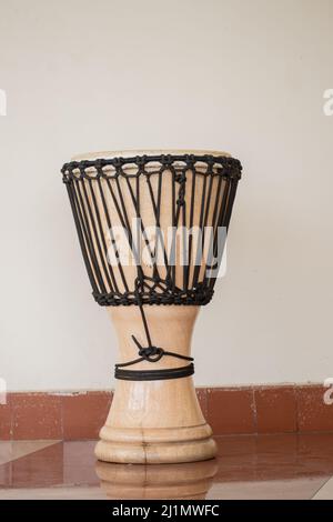 Une photo de l'instrument africain de percussion Djembe Banque D'Images
