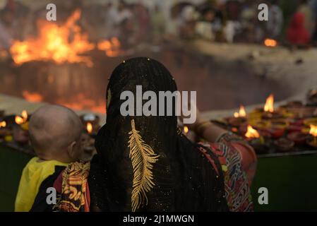 26 mars 2022, Lahore, Punjab, Pakistan: Les passionnés pakistanais assistent au festival annuel des lumières de l'Ours de trois jours 434th au sanctuaire du Soufi musulman saint Shah Hussain, connu sous le nom populaire de Madho Lal Hussain à Lahore. Le festival annuel de 3 jours a eu lieu au sanctuaire de Madhu Lal à l'occasion de son anniversaire de naissance de 434th. Mela Charaghan a sa propre importance dans l'histoire de Lahore, car il a été un plus grand festival de Lahore dans quelques temps.le festival a été commencé avec le festival saisonnier Baisakhi dans les temps anciens. Des dispositions de sécurité infaillibles ont été prises pour les dévotés. Le dernier jour de l'Urs est réservé Banque D'Images