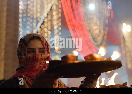 26 mars 2022, Lahore, Punjab, Pakistan: Les passionnés pakistanais assistent au festival annuel des lumières de l'Ours de trois jours 434th au sanctuaire du Soufi musulman saint Shah Hussain, connu sous le nom populaire de Madho Lal Hussain à Lahore. Le festival annuel de 3 jours a eu lieu au sanctuaire de Madhu Lal à l'occasion de son anniversaire de naissance de 434th. Mela Charaghan a sa propre importance dans l'histoire de Lahore, car il a été un plus grand festival de Lahore dans quelques temps.le festival a été commencé avec le festival saisonnier Baisakhi dans les temps anciens. Des dispositions de sécurité infaillibles ont été prises pour les dévotés. Le dernier jour de l'Urs est réservé Banque D'Images