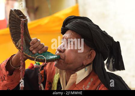 26 mars 2022, Lahore, Punjab, Pakistan: Les passionnés pakistanais assistent au festival annuel des lumières de l'Ours de trois jours 434th au sanctuaire du Soufi musulman saint Shah Hussain, connu sous le nom populaire de Madho Lal Hussain à Lahore. Le festival annuel de 3 jours a eu lieu au sanctuaire de Madhu Lal à l'occasion de son anniversaire de naissance de 434th. Mela Charaghan a sa propre importance dans l'histoire de Lahore, car il a été un plus grand festival de Lahore dans quelques temps.le festival a été commencé avec le festival saisonnier Baisakhi dans les temps anciens. Des dispositions de sécurité infaillibles ont été prises pour les dévotés. Le dernier jour de l'Urs est réservé Banque D'Images